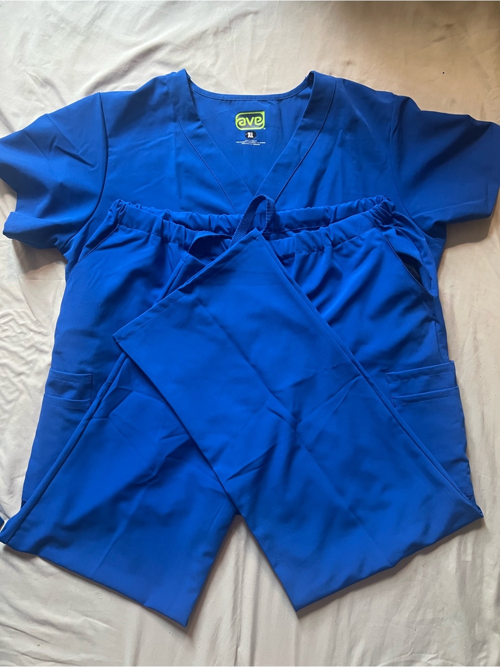 Ave Women’s XL Royal Blue V-Neck Short Sleeve Scrub top and Unisex Cargo Pants